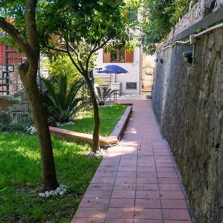 Semesterbostad Casa Con Giardino E Ampio Terrazzo - A Casa Di Ugo *